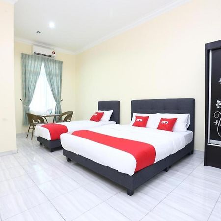 Oyo 89607 Aloha Chalet Kampung Raja Bagian luar foto