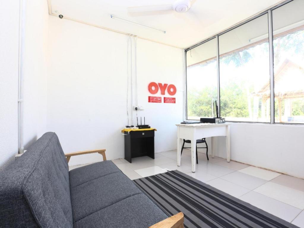 Oyo 89607 Aloha Chalet Kampung Raja Bagian luar foto
