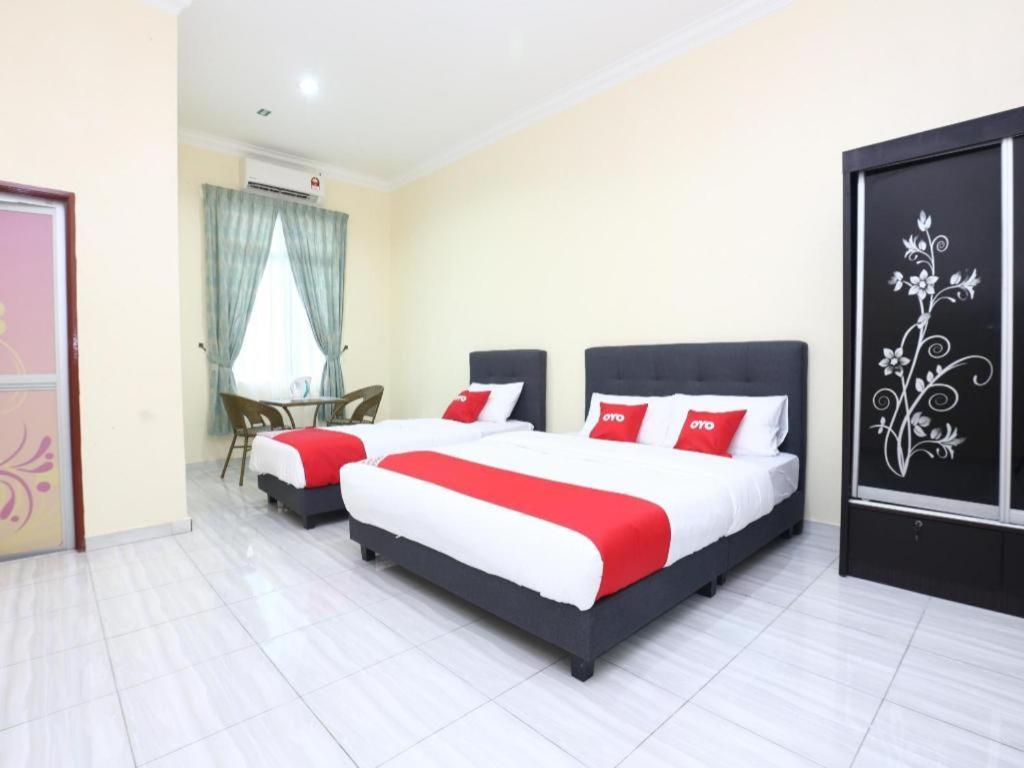 Oyo 89607 Aloha Chalet Kampung Raja Bagian luar foto