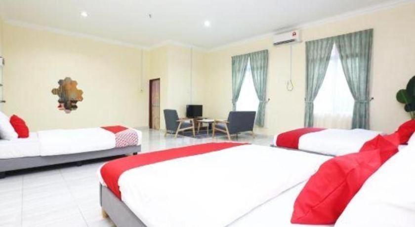 Oyo 89607 Aloha Chalet Kampung Raja Bagian luar foto