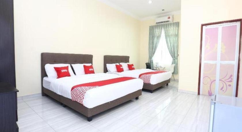 Oyo 89607 Aloha Chalet Kampung Raja Bagian luar foto