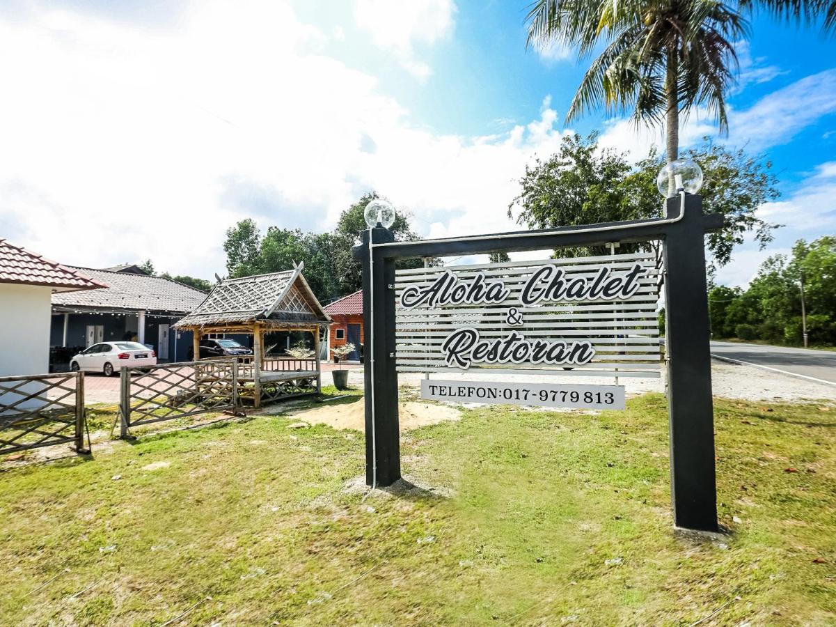 Oyo 89607 Aloha Chalet Kampung Raja Bagian luar foto