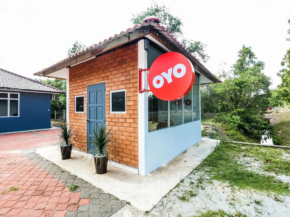 Oyo 89607 Aloha Chalet Kampung Raja Bagian luar foto